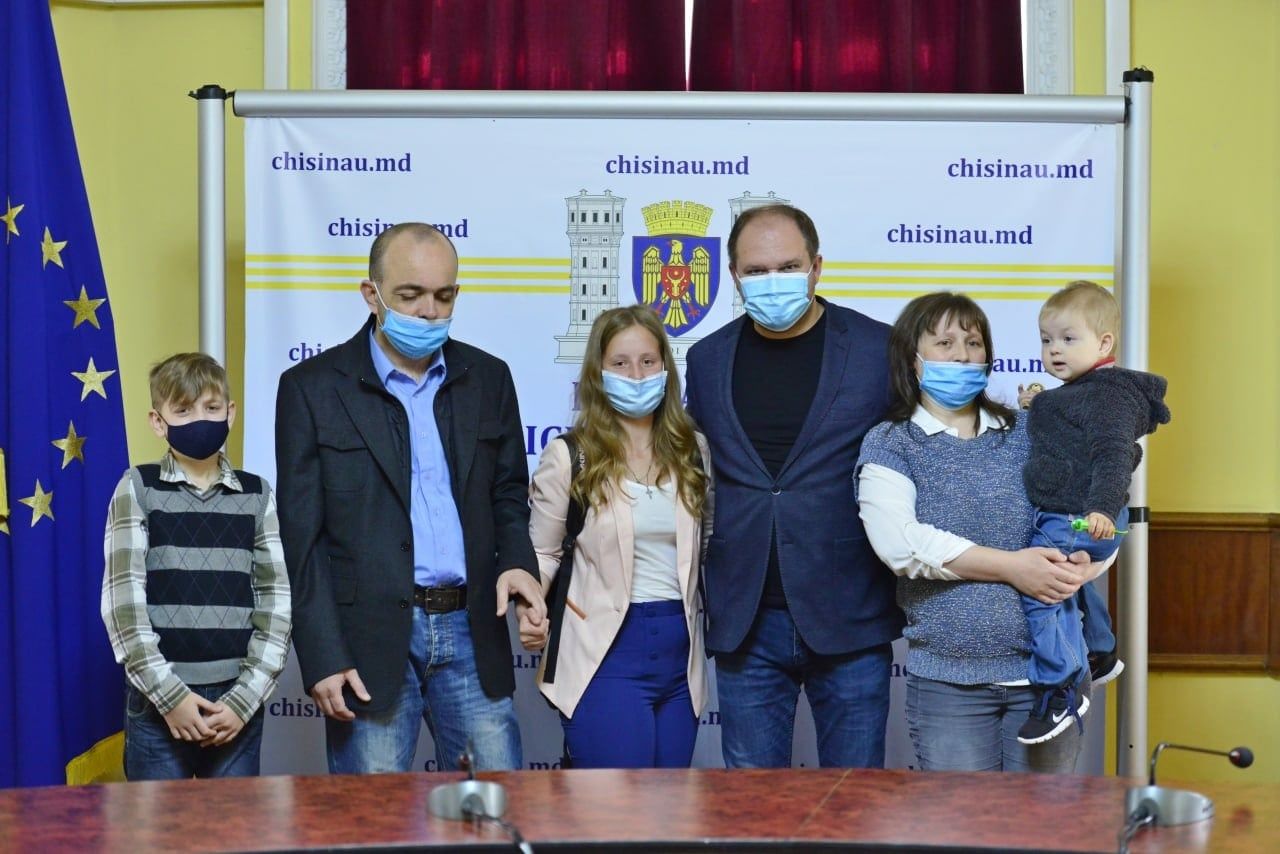 Примэрия столицы поздравила две многодетные семьи