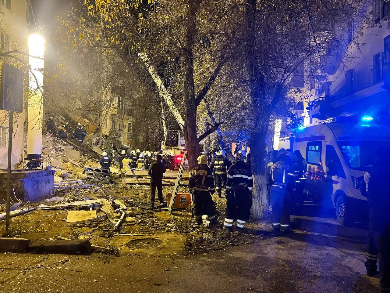 В Астрахани обрушились 2 подъезда дома: жильцов эвакуировали, узнав о трещине