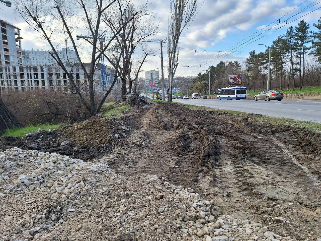 Продолжаются работы по восстановлению тротуара на бульваре Ренаштерий