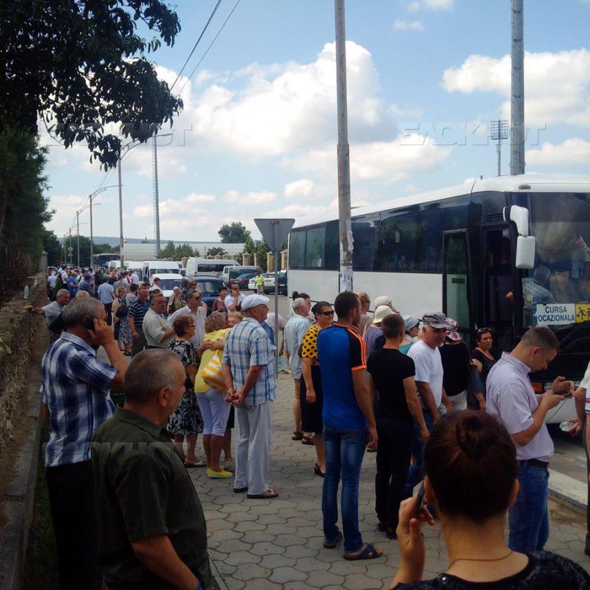 В Кишинев свозят жителей Оргеева на протест в поддержку Шора