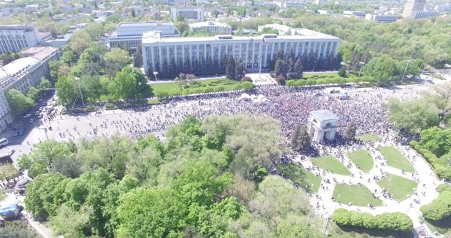 Înregistrare cu drona: mai puțini oameni decât corturi la mitingul Partidului DA