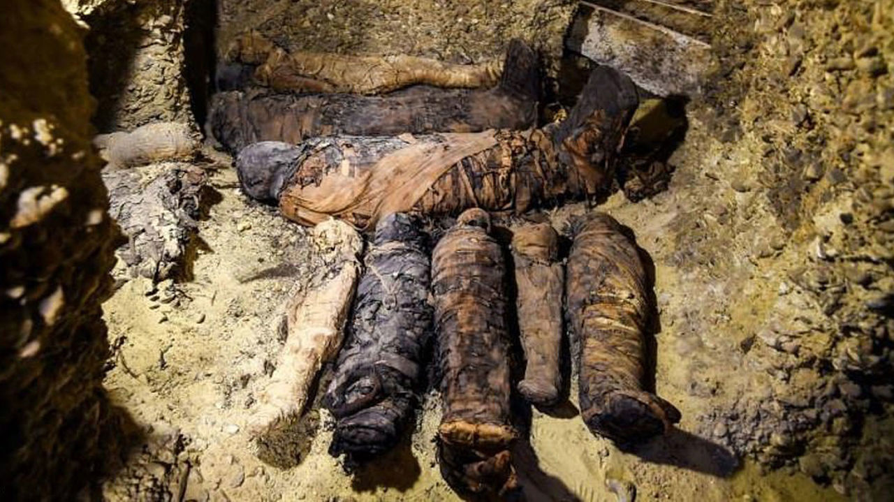 Археолог в прямом эфире вскрыл саркофаг верховного жреца, служившего богу магии