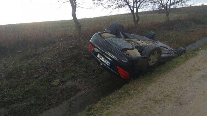 Accident ca-n filmele de acțiune: Doi şoferi s-au răsturnat cu mașinile într-un canal de scurgere a apei