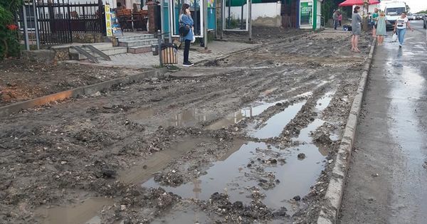 В столице остановка общественного транспорта погрязла в болоте