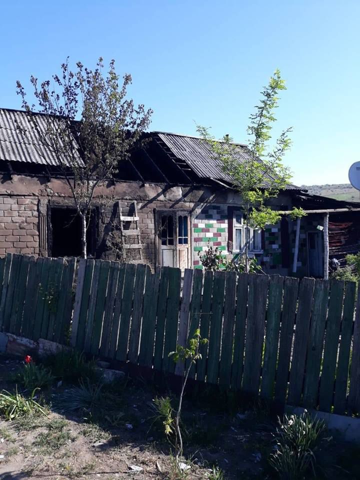 Пожарные спасли двух запертых в горящем доме детей в Кагульском районе