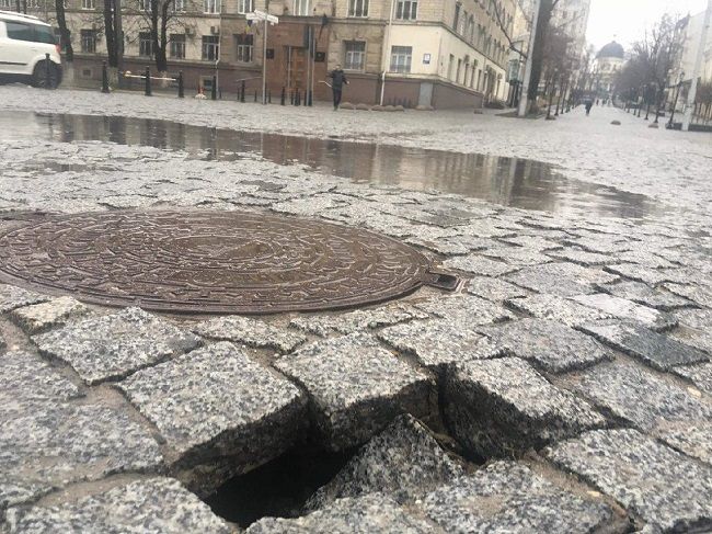 На пешеходной улице Дога замечена первая дыра