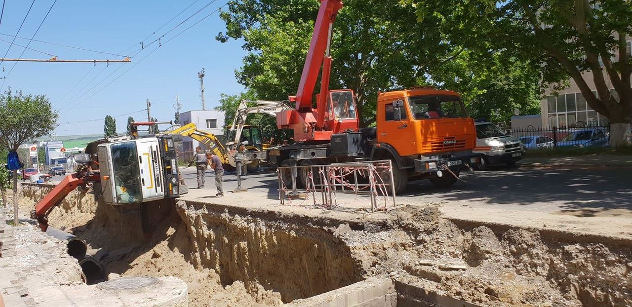 На столичной улице Буребиста перевернулся подъемный кран