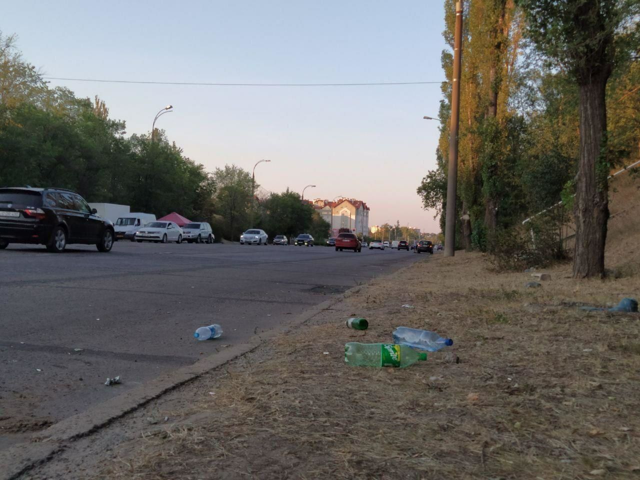 На улицах после протеста фермеров осталось много мусора