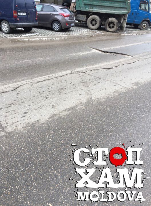 В Кишиневе коммунальщики безалаберно заасфальтировали опасный участок дороги