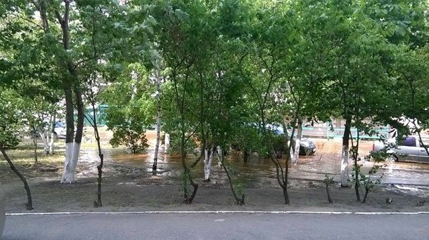 В Киеве улицу затопило ржавой водой