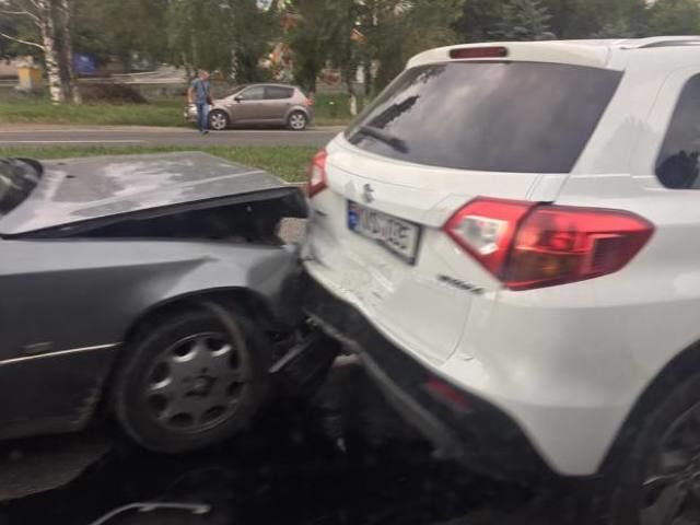 В столичном секторе Ботаника столкнулись сразу три автомобиля