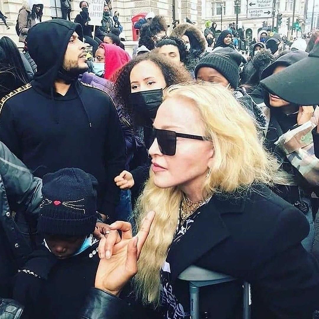 Мадонна пришла на митинг в защиту чернокожих на костылях