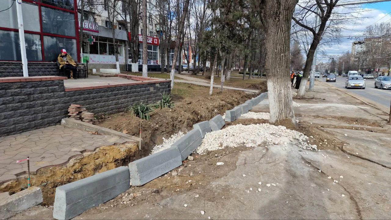 Мэрия Кишинёва приступила к восстановлению тротуаров на бульваре Дечебал