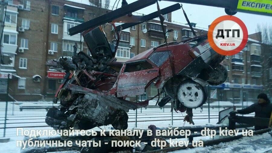 В Киеве автомобиль врезался в отбойник на высокой скорости