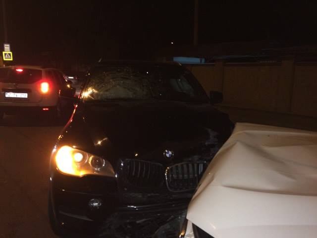 Două BMW-uri s-au ciocnit pentru că nu au împărțit drumul