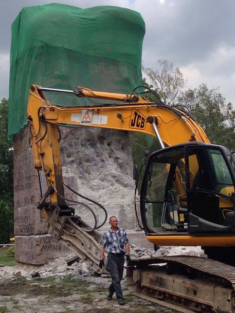 В Киеве со второй попытки снесли памятник чекистам