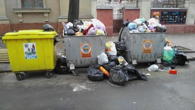На некоторых улицах столицы уже два дня не вывозят мусор