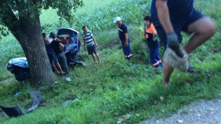 Mașină izbită într-un copac: Doi tineri au murit