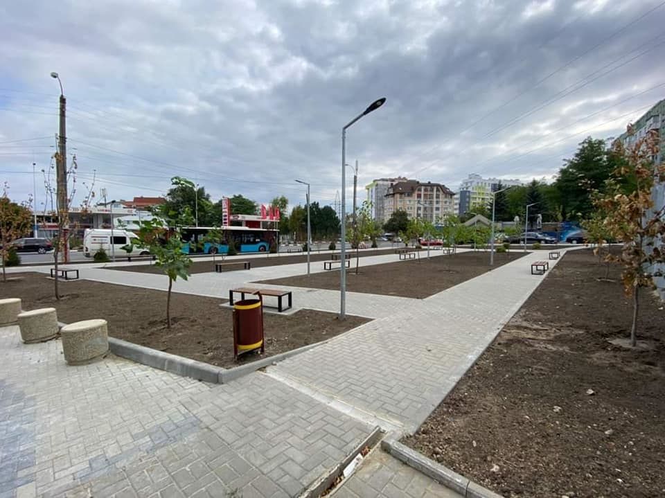 Продолжается восстановление тротуаров на двух центральных улицах столицы