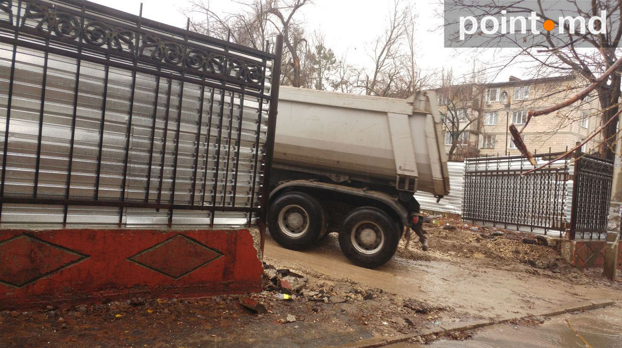 На месте полуразрушенной "Юности" началось строительство