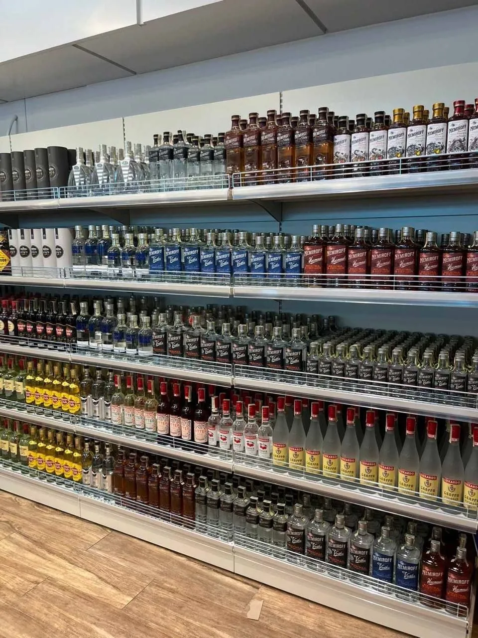 Cumpărătorii din Aeroportul Chișinău s-au plâns de pungi la 1,5 euro