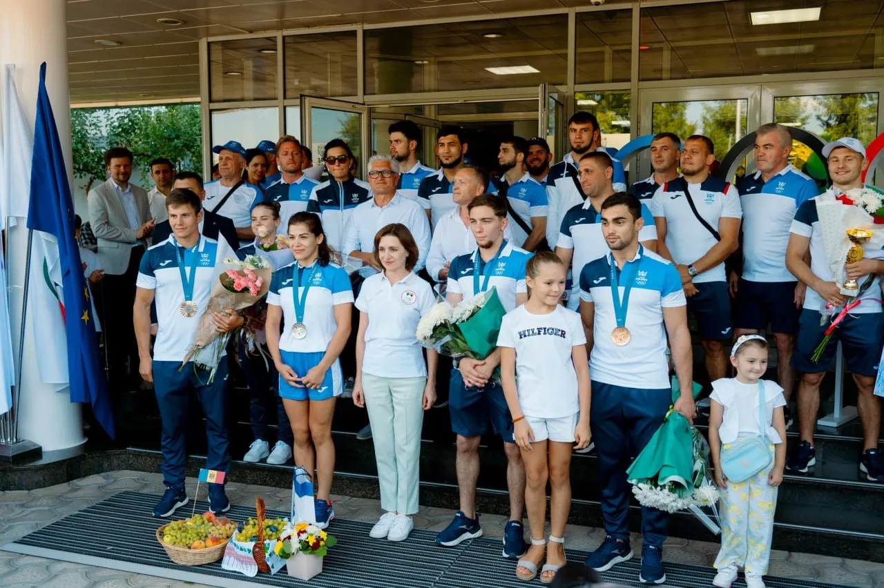 Olimpicii moldoveni au fost primiți solemn la Aeroportul Internațional Chișinău
