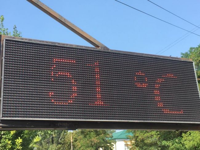 S-a deschis cuptorul peste Moldova. Un termometru din Capitală arată la aceasta oră, la soare, 51 de grade Celsius