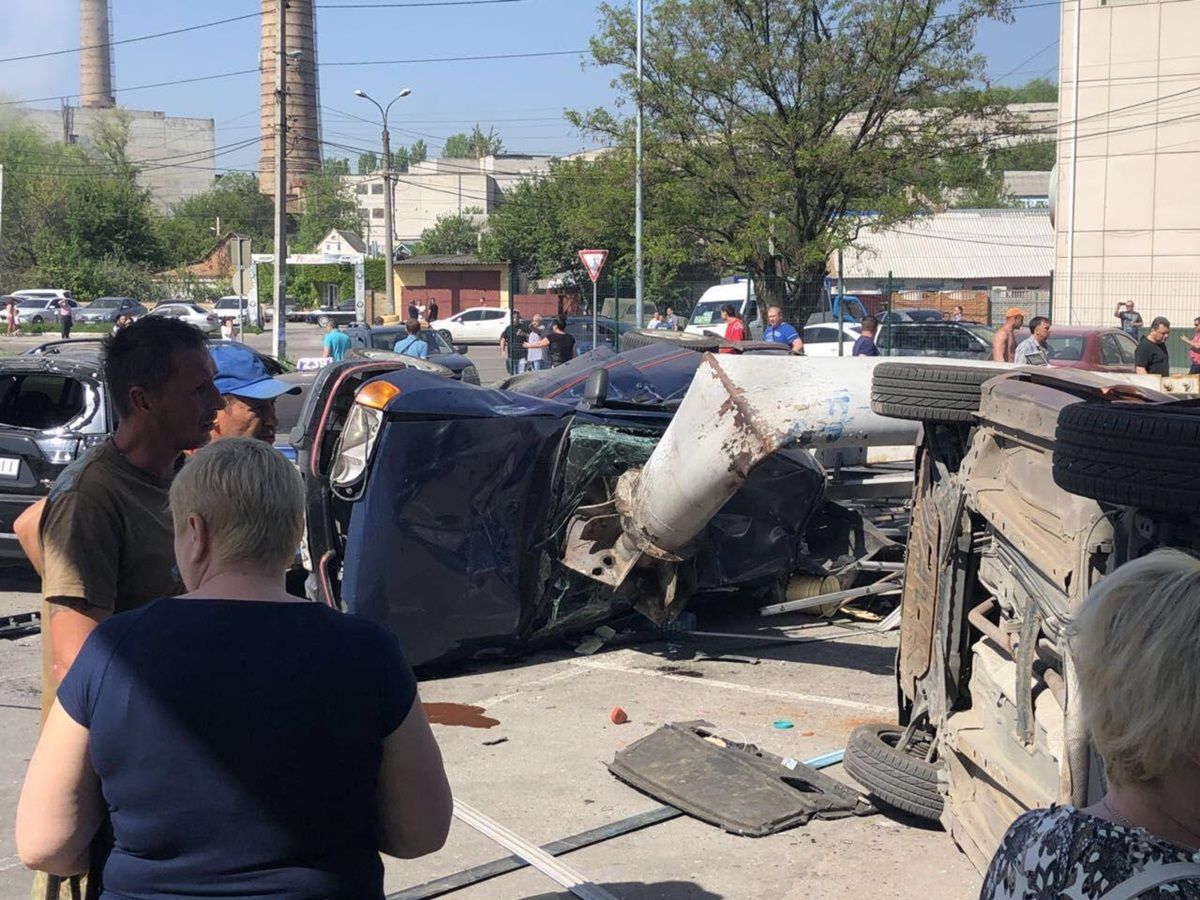 В Днепре фура снесла парковку: есть жертвы