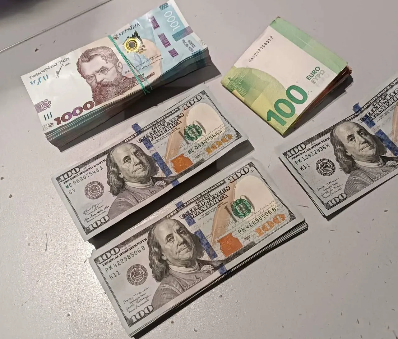 В аэропорту конфисковали незадекларированную валюту и партию сигарет