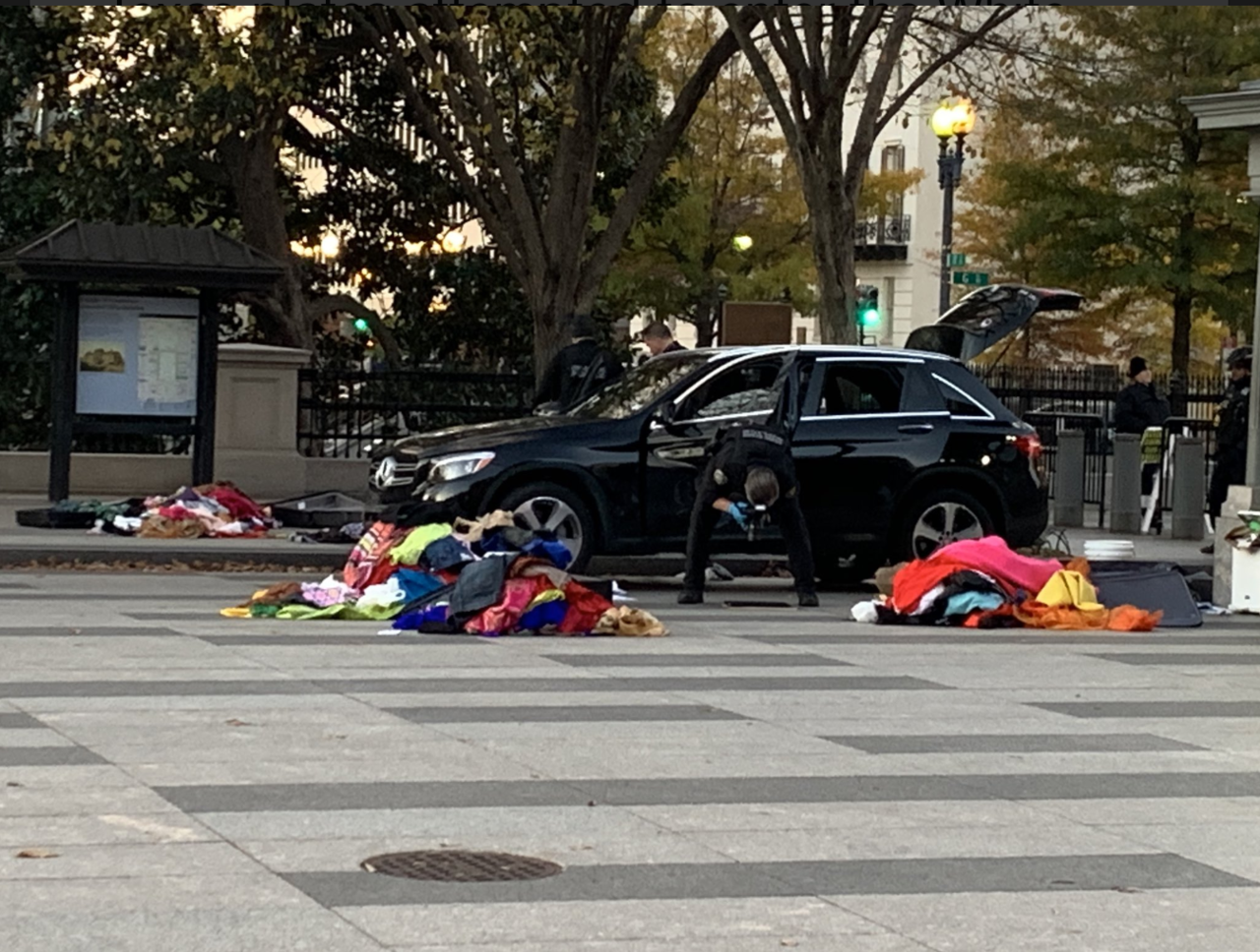 В США неизвестный пытался въехать на машине на территорию Белого дома