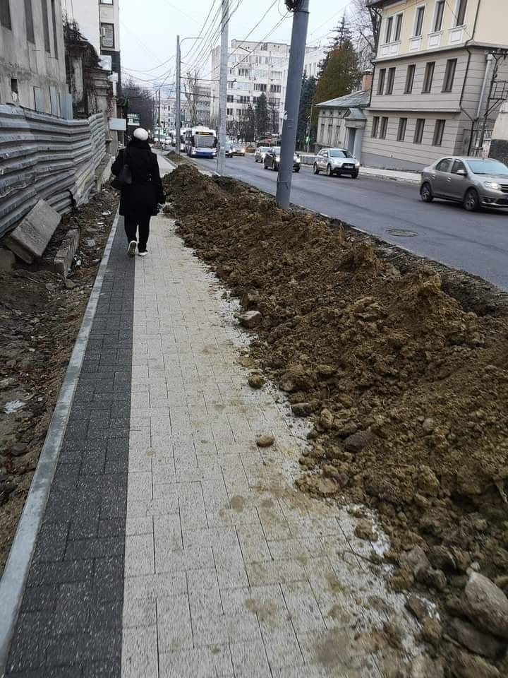 В центре Кишинева разобрали недавно уложенную плитку