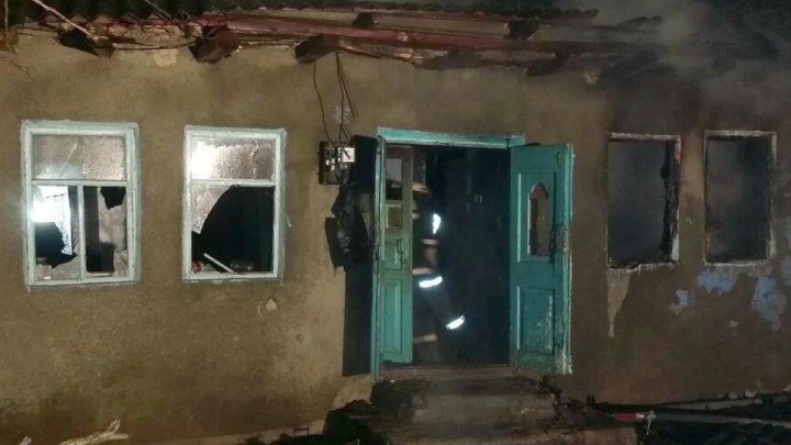 Tragedie în raionul Străşeni: Un bărbat a ars de viu în propria casă