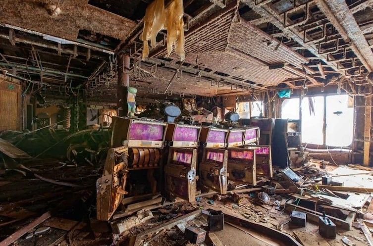 Фотограф пробрался на заброшенный лайнер Costa Concordia