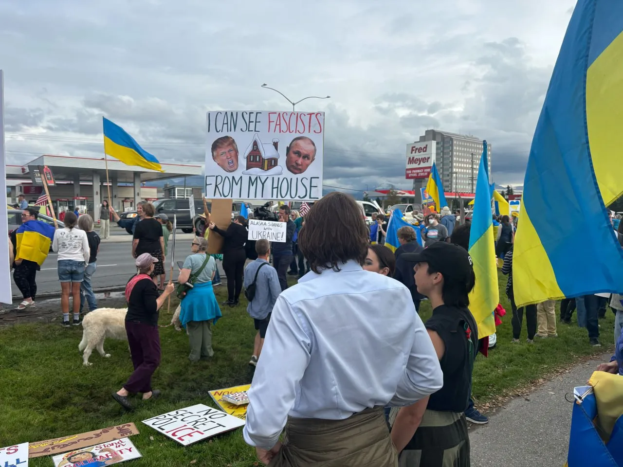 В Анкоридже накануне саммита Трамп-Путин прошел митинг в поддержку Украины