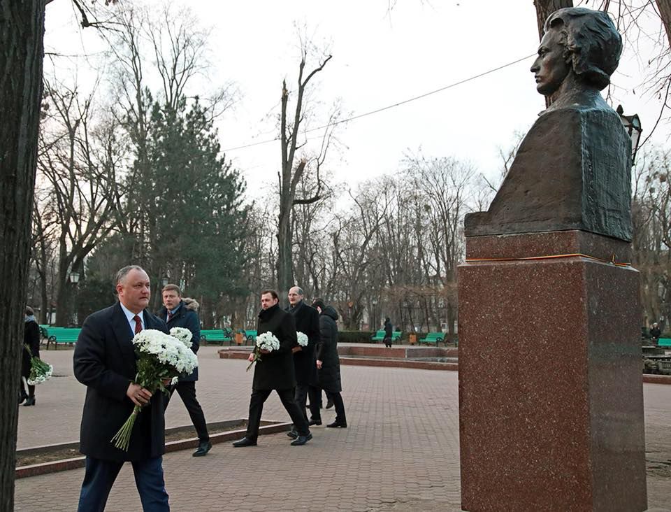 Политики возложили цветы к памятнику Михаю Эминеску