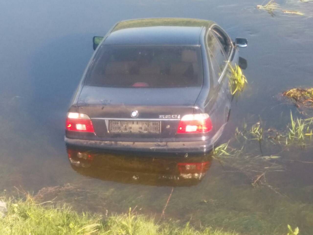 В Бельцах автомобиль BMW упал в реку