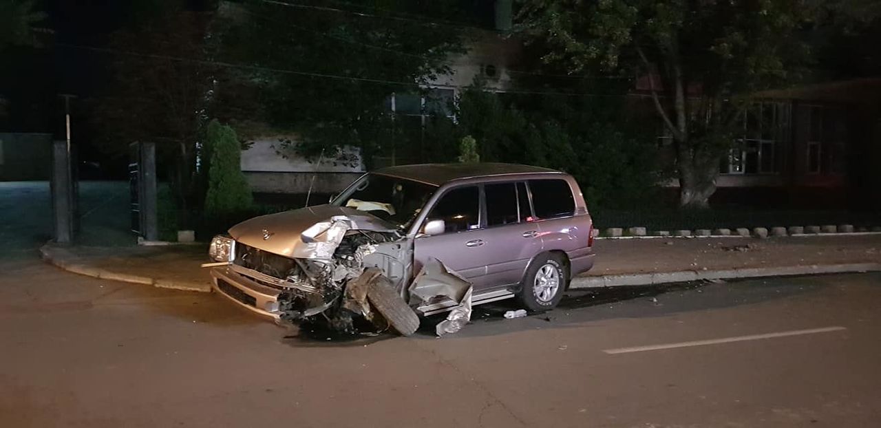 В Кишиневе Toyota Land Cruiser снес столб