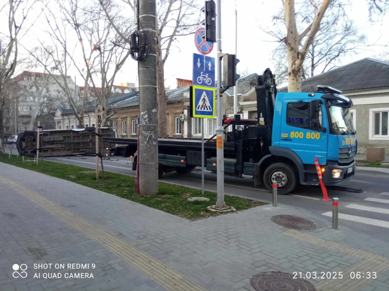 Accident în Capitală: Un microbuz s-a răsturnat după ce s-a tamponat cu o altă mașină