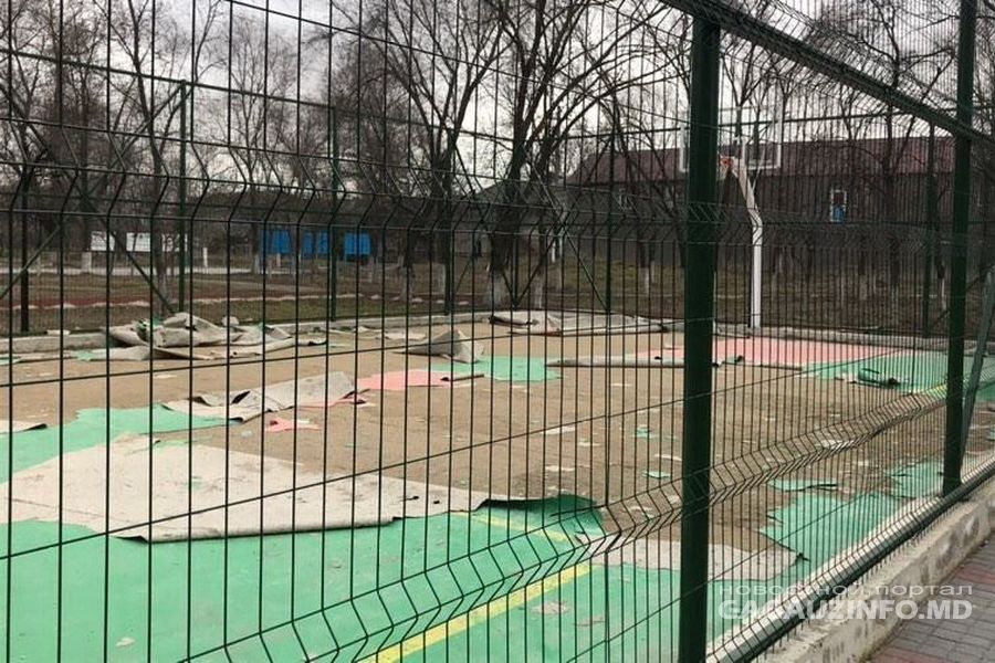В Чадыр-Лунге шквалистый ветер снес автобусную остановку