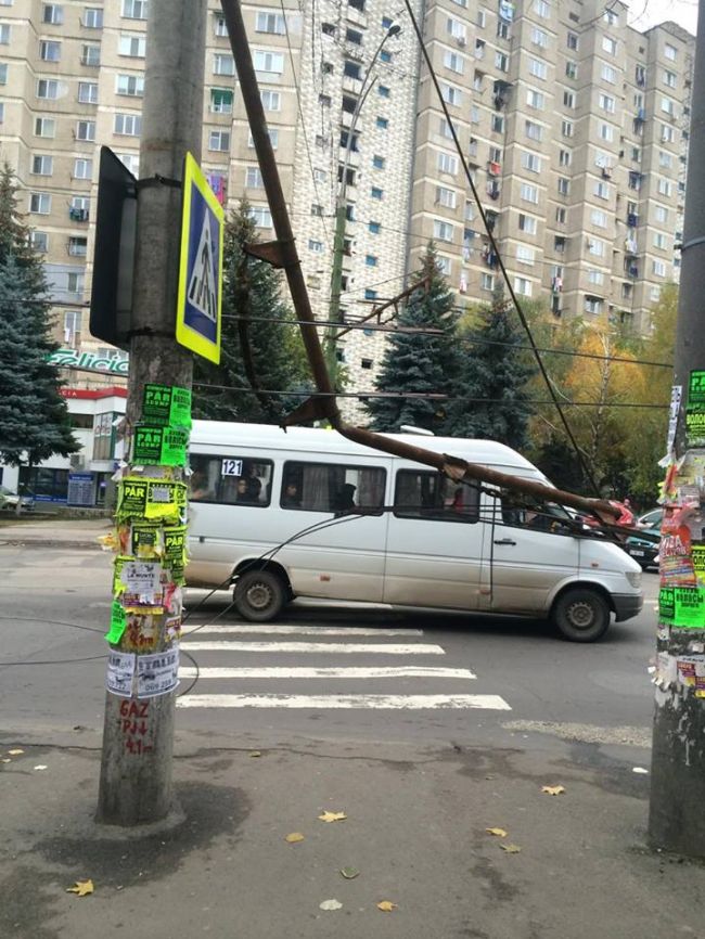 На Буюканах строительный кран повредил провода троллейбусной линии