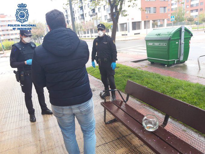 В Испании мужчина нарушил карантин ради "выгула" золотой рыбки