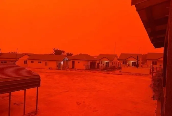 Небо окрасилось в кроваво-красный цвет из-за циклона в Австралии