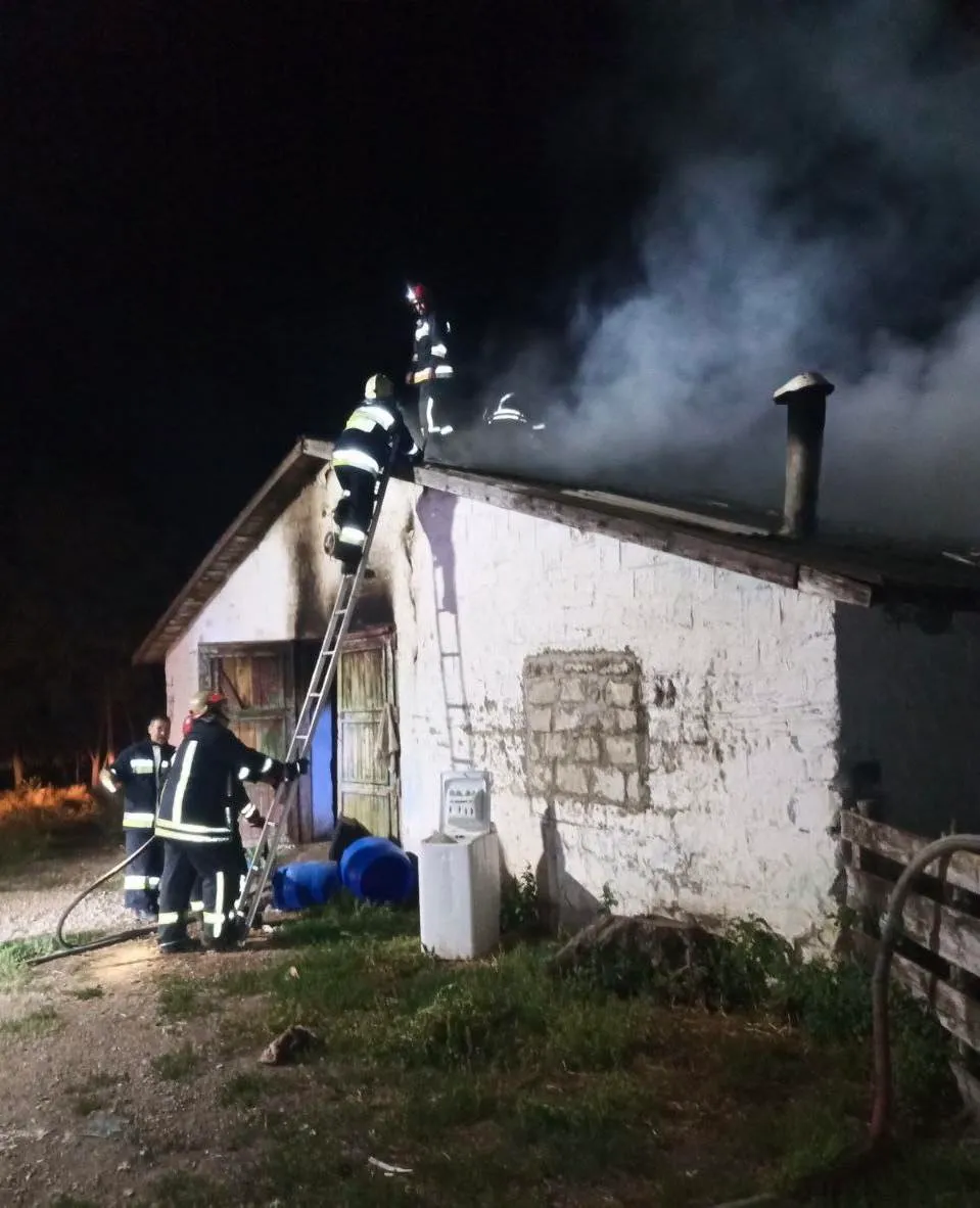 Incendiu puternic într-o gospodărie din Râșcani: 300 de animale, salvate de pompieri