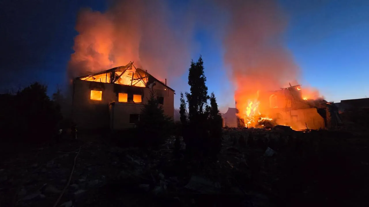 В результате ракетного удара по Харькову возник пожар: есть пострадавшие