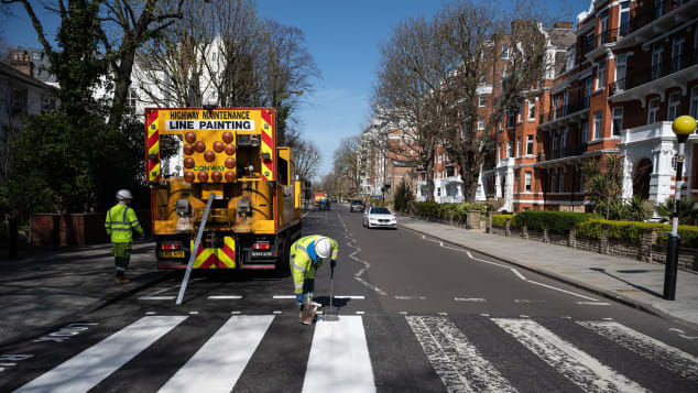 Карантин в Лондоне позволил обновить "зебру" на Abbey Road