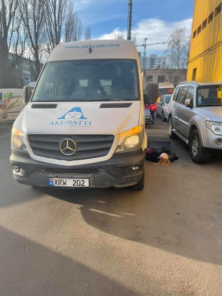 В Кишиневе на парковке супермаркета микроавтобус сбил женщину