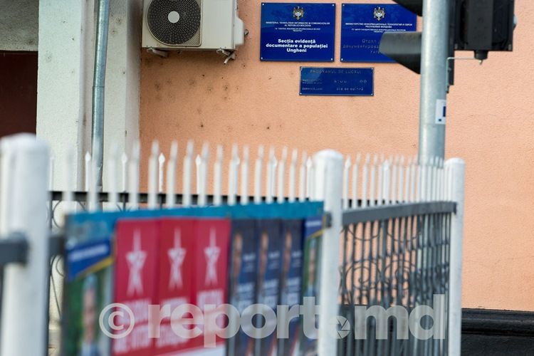 Morţii ca miză electorală: Afişe cu Lupu, Dodon şi Leancă, pe gardul unui cimitir din Ungheni