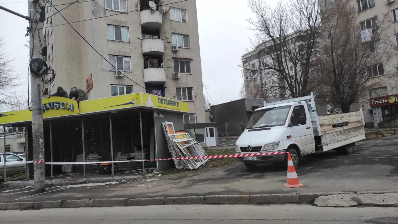 В столице наводят порядок и демонтируют незаконные рекламные панно