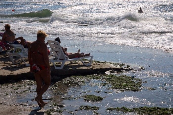 В Одессе после ливня море стало бурого цвета
