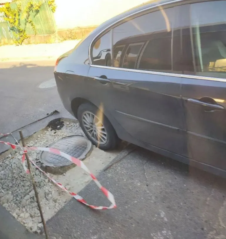 В Дурлештах из-за ямы на дороге серьезно поврежден автомобиль